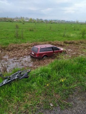 Аварія в Зняцеві: авто злетіло з траси – 02 Аварія в Зняцеві: авто злетіло з траси – 02