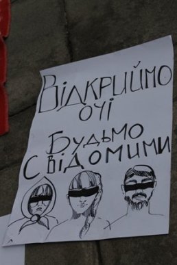 В Ужгороді активісти Євромайдану влаштували лежачий страйк перед будівлею ОДА (ФОТО) – 02