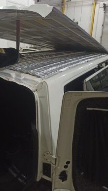 Прикордонники знайшли у даху мікроавтобуса контрабандні сигарети – 02 Прикордонники знайшли у даху мікроавтобуса контрабандні сигарети – 02