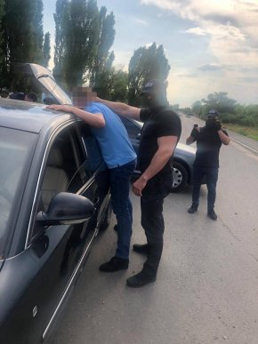 На Закарпатті затримано слідчого, що вимагав хабар у розмірі 200 доларів США – 04