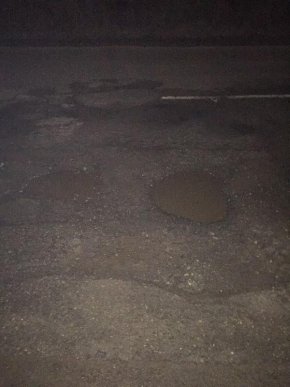 Виноградівець змусив працівників "Автодору" залатати яму, у якій він пошкодив колесо – 02