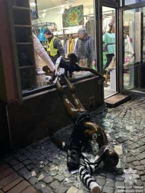 В центральній частині Мукачева чоловік розбив вітрини магазинів та аптеки – 02
