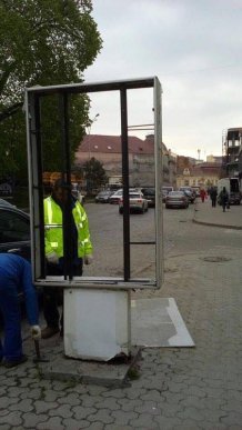Ужгород продовжують очищати від реклами – 01 Ужгород продовжують очищати від реклами – 01