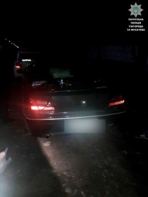 У Мукачеві затримали 19- та 20-річного юнаків із пістолетом та наркотиками – 02