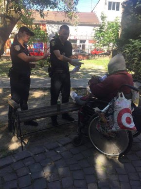 Жінку, яка в Мукачеві плює на перехожих та обливає людей сечею, оглянули лікарі – 01