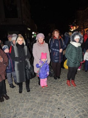 У Берегові урочисто засяяла новорічна ялинка та відкрилась ковзанка – 15