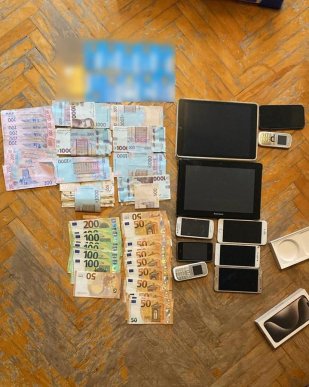 Правоохоронці провели обшуки в осіб, які переправляли чоловіків через кордон – 06