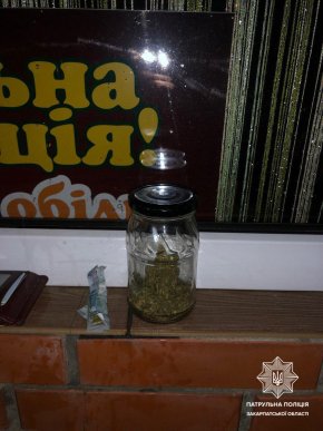 В Ужгороді поліція вилучила у молодиків наркотичні речовини та балончик з аерозольною фарбою – 03