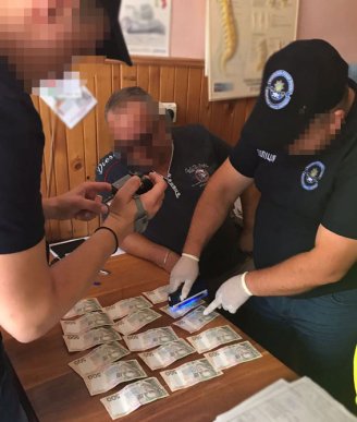 Закарпатський лікар погорів на хабарі. Гроші від пацієнтів брав систематично – 06 Закарпатський лікар погорів на хабарі. Гроші від пацієнтів брав систематично – 06