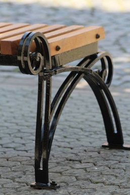 У центрі Мукачева оновлюють лавиці – 03