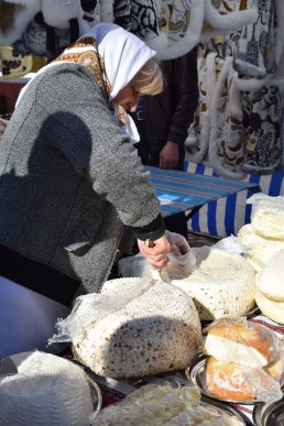 Багато м’яса, бограч, сири та мед: Берегово поринуло у винний фестиваль – 09