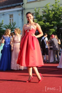 Мукачівські випускники станцювали прощальний вальс у центрі міста – 43