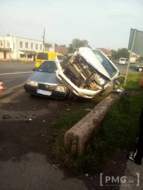 Вранці у Ракошині сталася аварія: позашляховик вилетів на легковик – 02