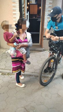 Закарпатка жебракувала разом із дворічним сином – 01