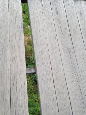 Ужгородці скаржаться на аварійний стан пішохідного мосту, який веде до Боздошського парку – 06