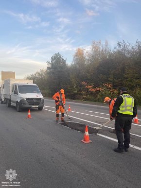 Десятки водіїв пошкодили колеса: посадовця притягнули до відповідальності за неналежне утримання траси – 03