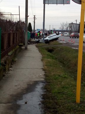 Поблизу Ужгорода перекинувся автомобіль – 02