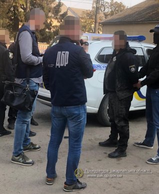 Поліцейського спіймали при отриманні 3000 доларів – 01 Поліцейського спіймали при отриманні 3000 доларів – 01