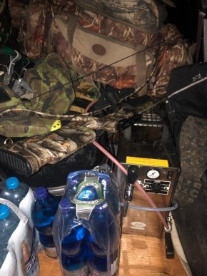 Закарпатські митники вилучили у іноземця арбалет – 02