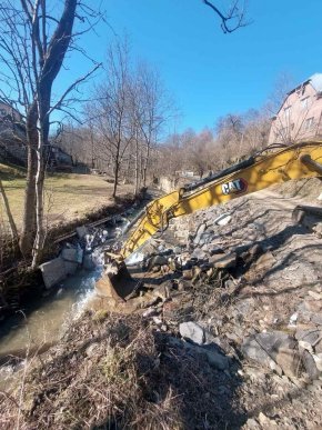 На Закарпатті дорожники зводять підпірну стінку для захисту від зсувів – 04 На Закарпатті дорожники зводять підпірну стінку для захисту від зсувів – 04