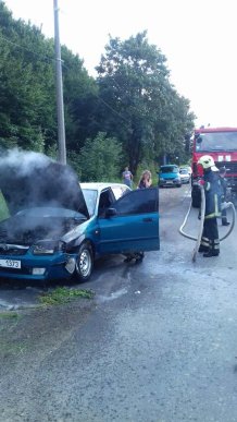 У Хусті під час руху загорілась автівка – 03 У Хусті під час руху загорілась автівка – 03