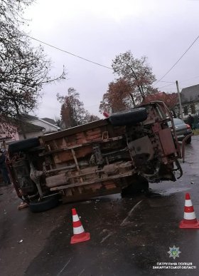 Жахлива ДТП в Ужгороді: дві автівки перевернулись – 03