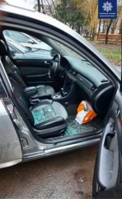 Невідомий розбив скло на машині та викрав звідти речі – 05