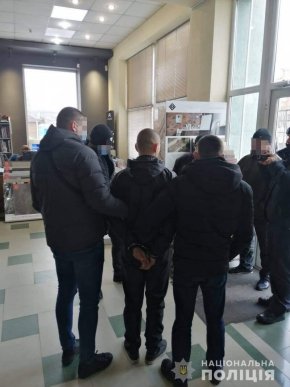 Резонансне затримання у Мукачеві: що коїлось у магазині кераміки – 01