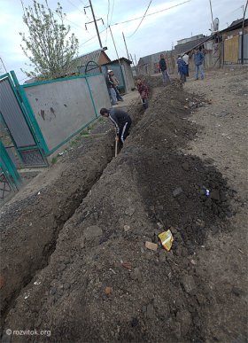 Мукачівські роми самотужки почали прокладати водогін на території поселення (ФОТО) – 03
