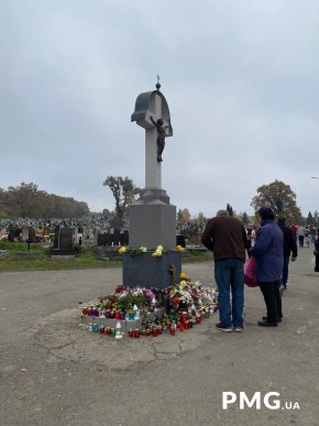Запалюють свічки та приносять квіти: як проходить День пам’яті померлих на Закарпатті – 10