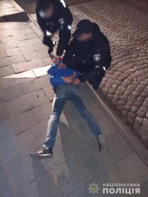 Озброєний чоловік проник у чужу квартиру і погрожував власнику – 01 Озброєний чоловік проник у чужу квартиру і погрожував власнику – 01