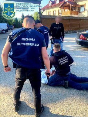 На Закарпатті біля відомого комплексу затримали зловмисника. Його взяли під варту – 01