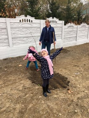 У парку "Дружба" в Хусті, який планують відкрити весною 2016 року, висадили дерева – 07