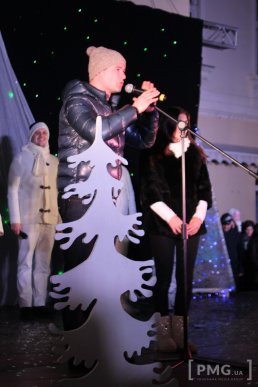 У Мукачеві засяяли вогні головної новорічної ялинки міста – 23