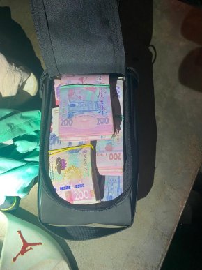 У бардачку та в сумках: чоловік сховав в автомобілі Крайслер понад 3 мільйони – 03