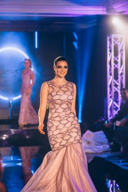 Мода заради життя: на Закарпатті відбувся ІІІ-й благодійний показ мод дизайнерки Роксолани Новак – 42