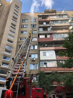 В Ужгороді спалахнула пожежа в багатоповерхівці. Вогнеборці врятували 2 людей – 01