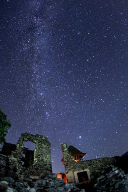 У небі над одним із замків Закарпаття сфотографували унікальне природне явище – 04