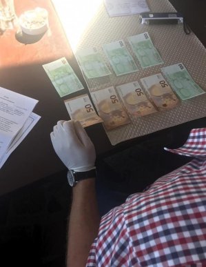 На Закарпатті затримали митника при отриманні хабара – 02