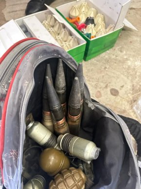 У чоловіка, який приїхав на Закарпаття, виявили арсенал зброї та вибухівки – 09 У чоловіка, який приїхав на Закарпаття, виявили арсенал зброї та вибухівки – 09