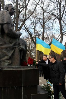 На головній площі Закарпаття молодь розгорнула 100-метровий прапор України – 04