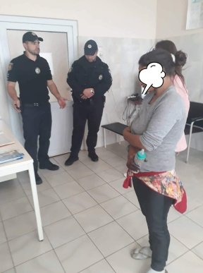 Поліцейські затримали жінку, яка разом із дитиною жебракувала у центрі Мукачева – 03 Поліцейські затримали жінку, яка разом із дитиною жебракувала у центрі Мукачева – 03