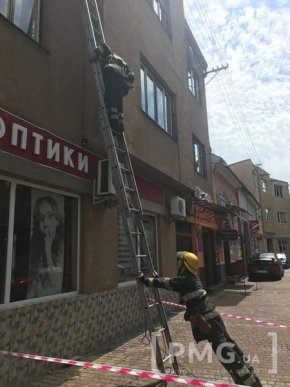 У Мукачеві на голови людей падала штукатурка – 08