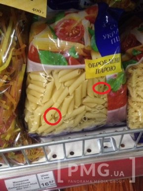 У Мукачеві в супермаркеті продають макарони із жуками – 03