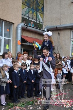 Свято "Останнього дзвоника" зібрало у Мукачівській ЗОШ №7 багато гостей (ФОТОРЕПОРТАЖ) – 47
