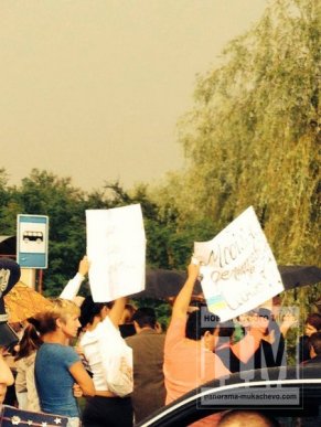 Вчора у селі Гать, зі сторони Мукачева, жінки перекрили дорогу (ФОТО, ВІДЕО) – 05