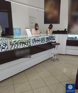 Патрульні припинили роботу двох крамниць через порушення карантину – 04