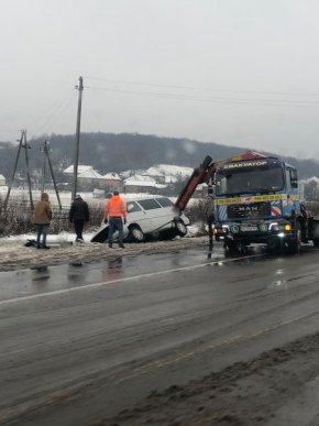 У Нижньому Солотвині мікроавтобус з’їхав у кювет – 01