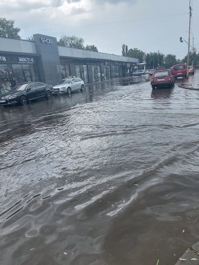 Град, поламані дерева і затоплені вулиці: Ужгород накрила негода – 04