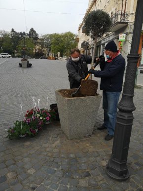 Вранці чоловік наробив шкоди в центрі Ужгорода – 06